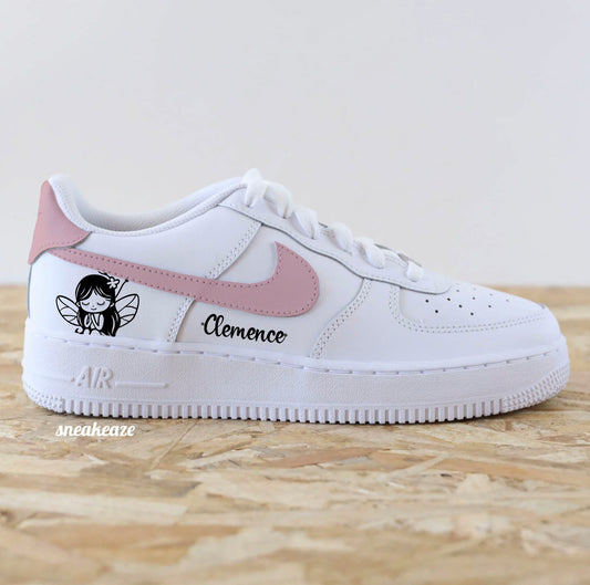 Baskets Nike Air Force 1 custom modèle swoosh rose clair (les 4 côtés sont peints) et talon + inscription d'un prénom et dessin d'une fée sur les côtés extérieurs sneakeaze customs