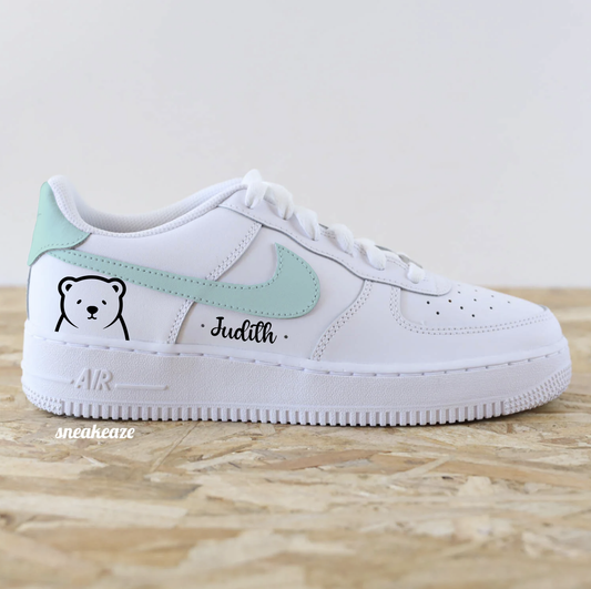 Baskets Nike Air Force 1 custom swoosh vert d'eau avec inscription d'un prénom et dessin d'un ourson sneakeaze custom