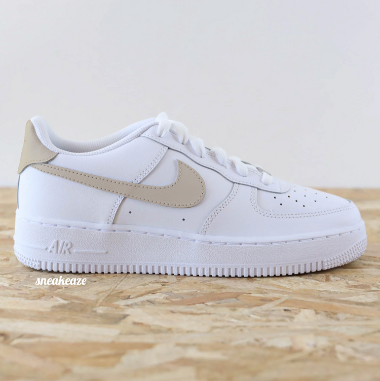 Baskets Nike Air force 1 custom - swoosh & arrière beige pastel sneakeaze customs skz