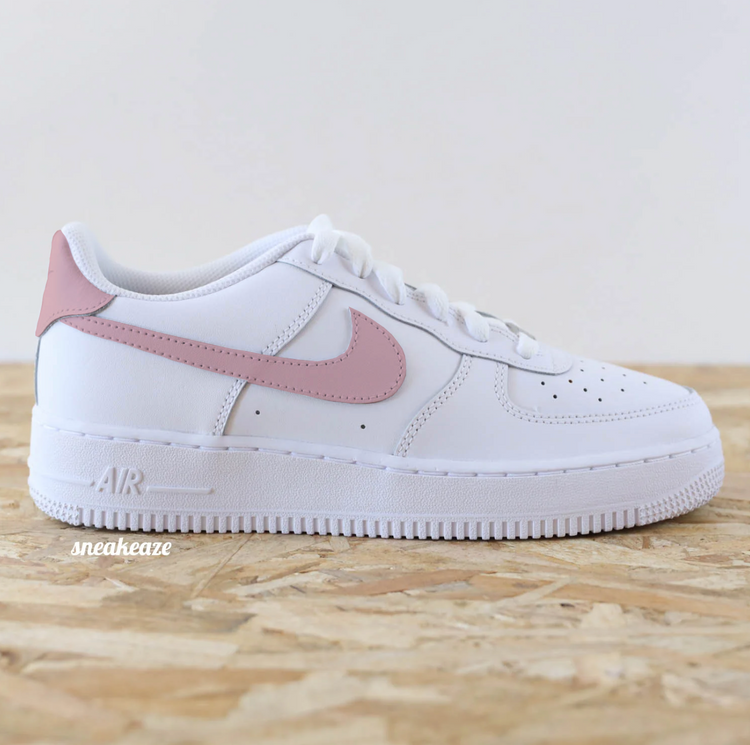 Baskets Nike Air force 1 custom - swoosh & arrière rose pastel sneakeaze customs skz