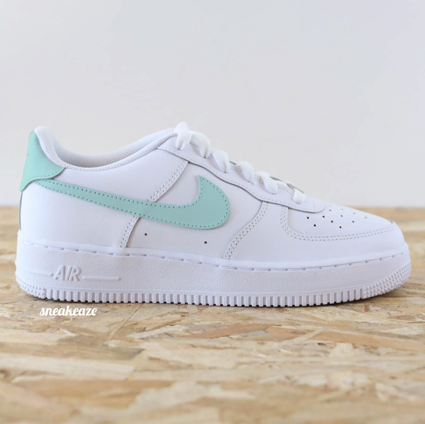 Baskets Nike Air force 1 custom - swoosh & arrière vert d'eau pastel sneakeaze customs skz