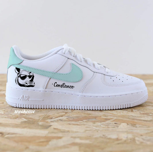 Baskets Nike Air Force 1 custom modèle swoosh vert d'eau (les 4 côtés sont peints) et talon + inscription d'un prénom et dessin d'un rhinocéros funky