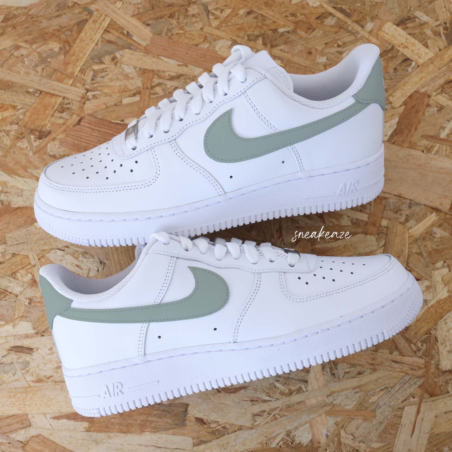 Baskets Nike Air force 1 custom - swoosh & arrière vert de gris pastel sneakeaze customs skz