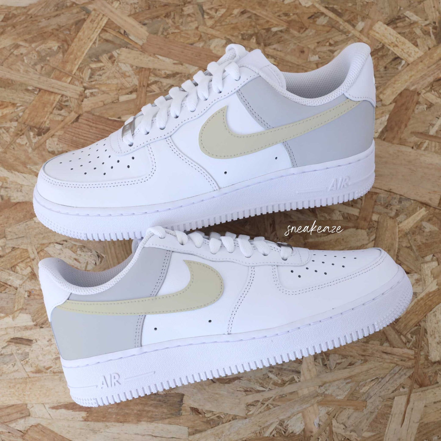 baskets nike air force 1 custom - sneakers personnalisées couleur pastel beige et gris clair sneakeaze skz custom