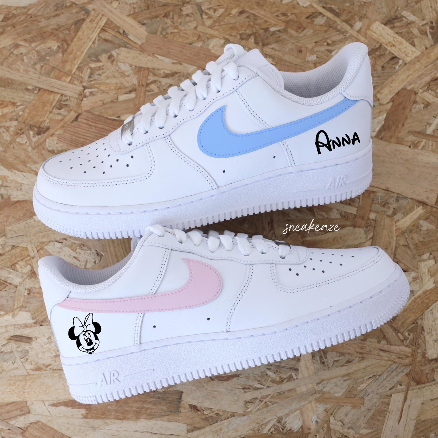 baskets nike air force 1 personnalisées - sneakers mickey et minnie disney custom couleur pastel sneakeaze customs skz