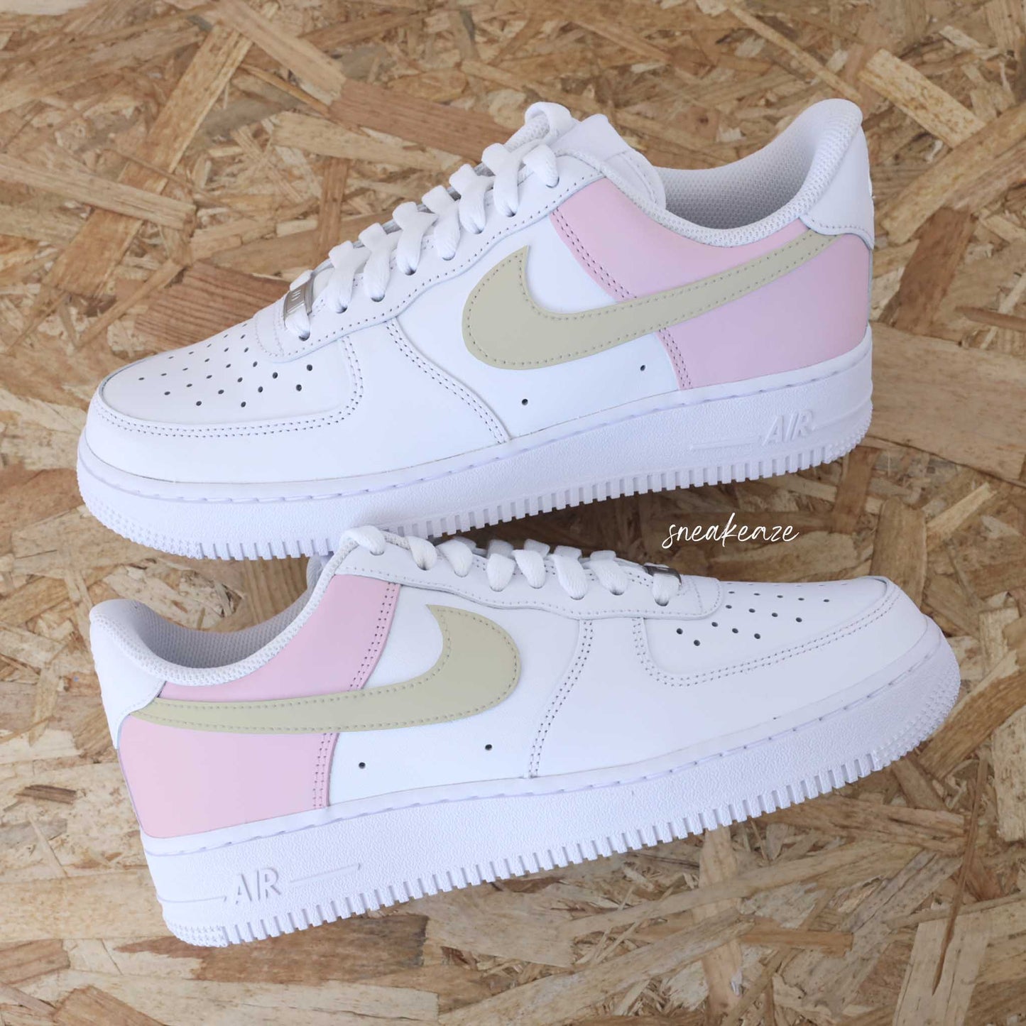 baskets nike air force 1 custom - sneakers personnalisées couleur pastel beige et baby pink sneakeaze skz custom