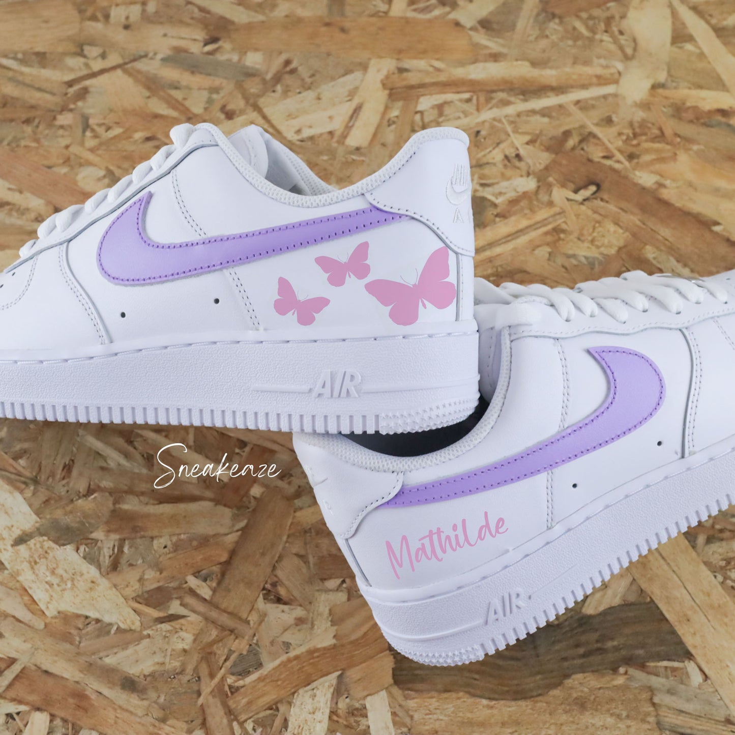 Baskets Nike Air Force 1 custom dessin papillons et inscription prénom sur les côtés extérieurs sneakeaze customs