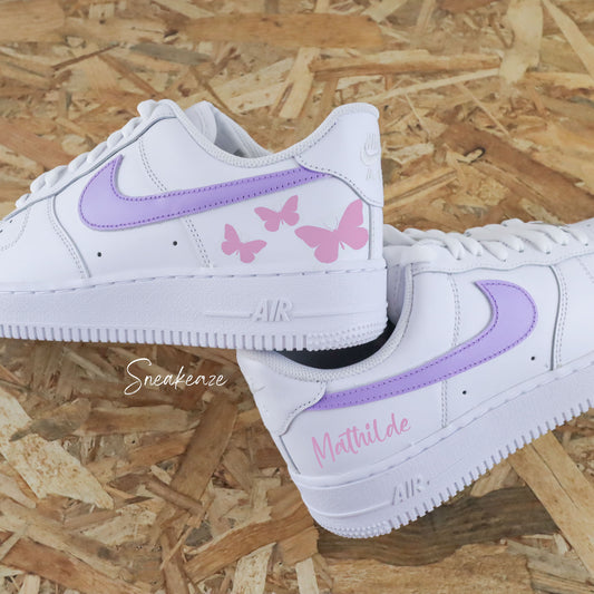 Baskets Nike Air Force 1 custom dessin papillons et inscription prénom sur les côtés extérieurs  sneakeaze customs