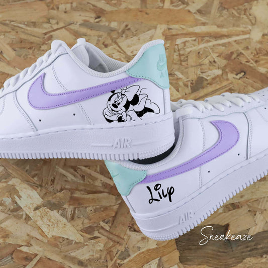 Baskets Nike Air Force 1 custom modèle swoosh lila et talon vert d'eau + avec inscription d'un prénom et dessin de minnie sneakeaze custom