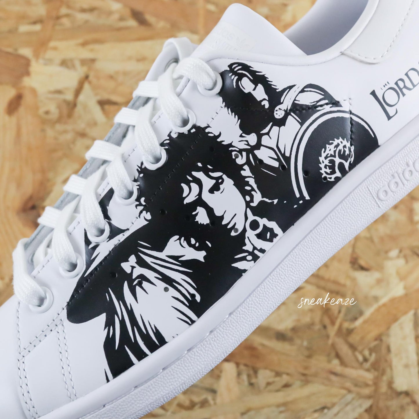 Adidas Stan Smith custom - Dessin peint à la main le seigneur des anneaux freudon le hobbit gandalf le mage blanc aragorn le roi de la terre du milieu sneakeaze custom