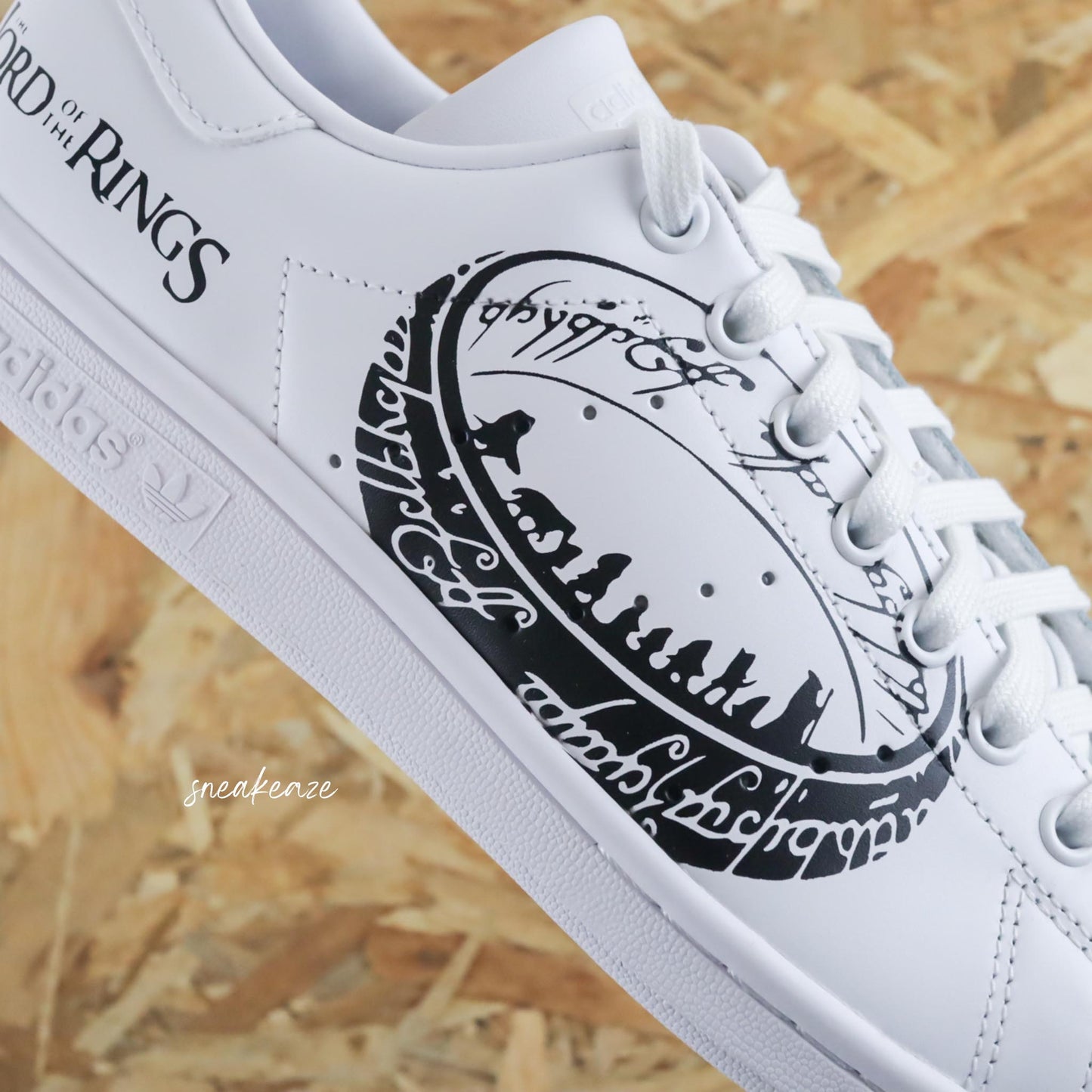 Adidas Stan Smith custom - Dessin peint à la main le seigneur des anneaux freudon le hobbit gandalf le mage blanc aragorn le roi de la terre du milieu sneakeaze custom