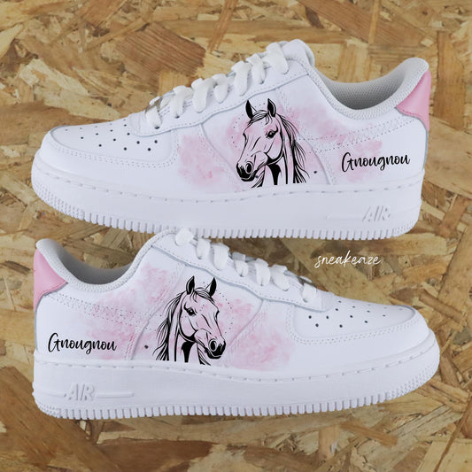 nike air force 1 custom aquarelle rose avec dessin peint à la main de chevaux inscription prénom sneakeaze customs
