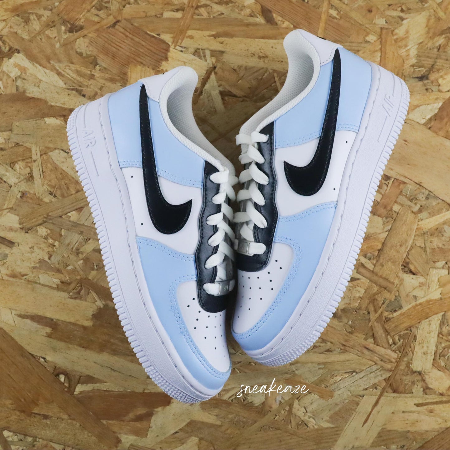 Baskets nike air force 1 custom color tones noir et bleu clair sneakeaze custom skz