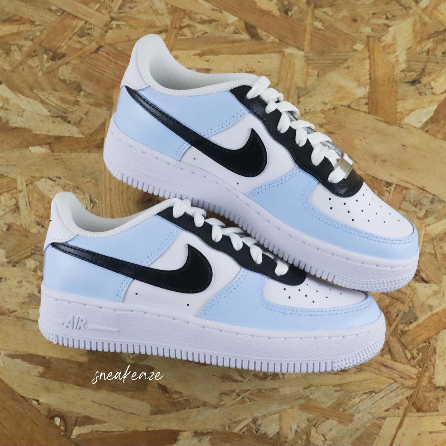 Baskets nike air force 1 custom color tones noir et bleu clair sneakeaze custom skz