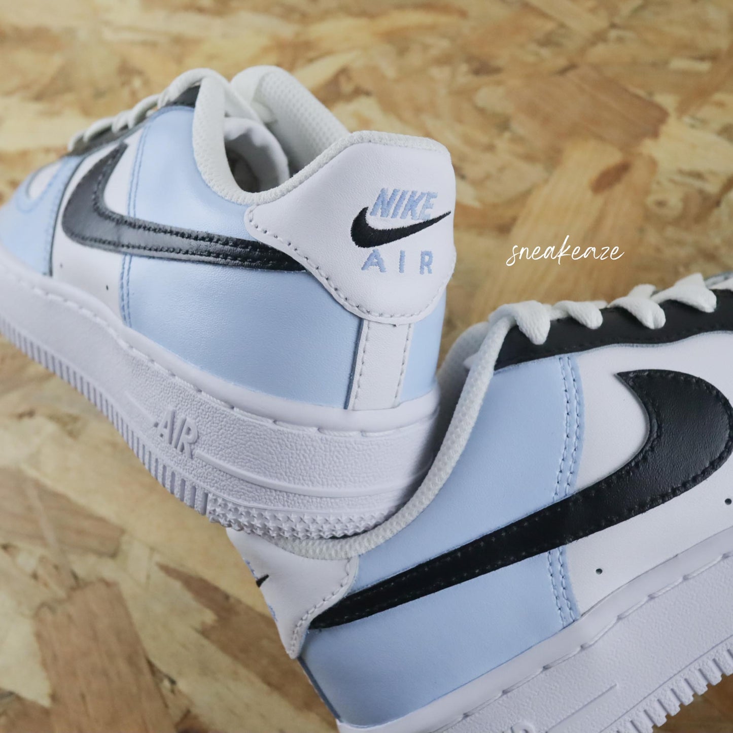 Baskets nike air force 1 custom color tones noir et bleu clair sneakeaze custom skz