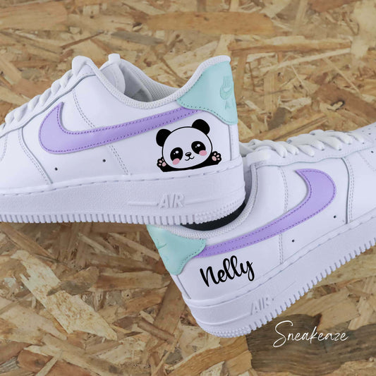 Baskets Nike Air Force 1 custom modèle swoosh lila et talon vert d'eau + avec inscription d'un prénom et dessin d'un panda sneakeaze custom