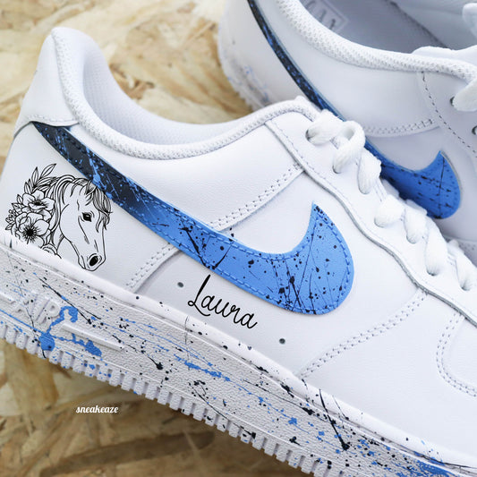 Baskets Nike Air force 1 custom dessin cheval sur côtés extérieurs avec prénom. Signes Nike peints en dégradé bleu avec splash assortis