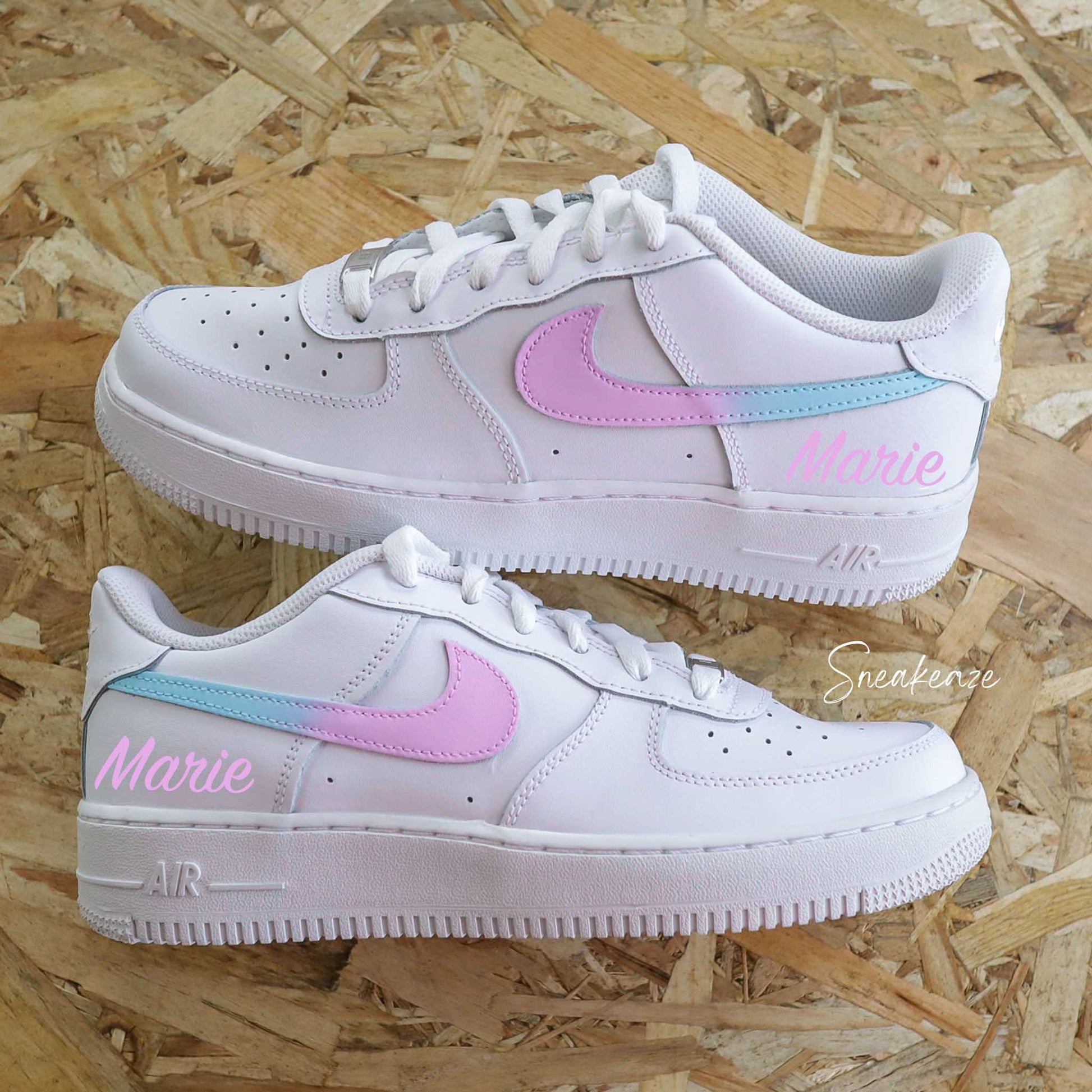 baskets nike air force 1 custom enfant - swoosh dégradé pastel bleu et rose et inscription prénom de l'enfant ption sneakeaze skz customs