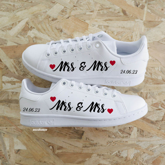 Découvrez notre modèle Adidas Stan Smith custom mariage! Démarquez-vous avec une paire de sneakers personnalisable avec l'inscription Mrs & Mrs ainsi que votre date de mariage qui sort vraiment de l’ordinaire pour le jour J. Je dis OUI ! Modèle fait main dans notre atelier, réalisé sur commande.