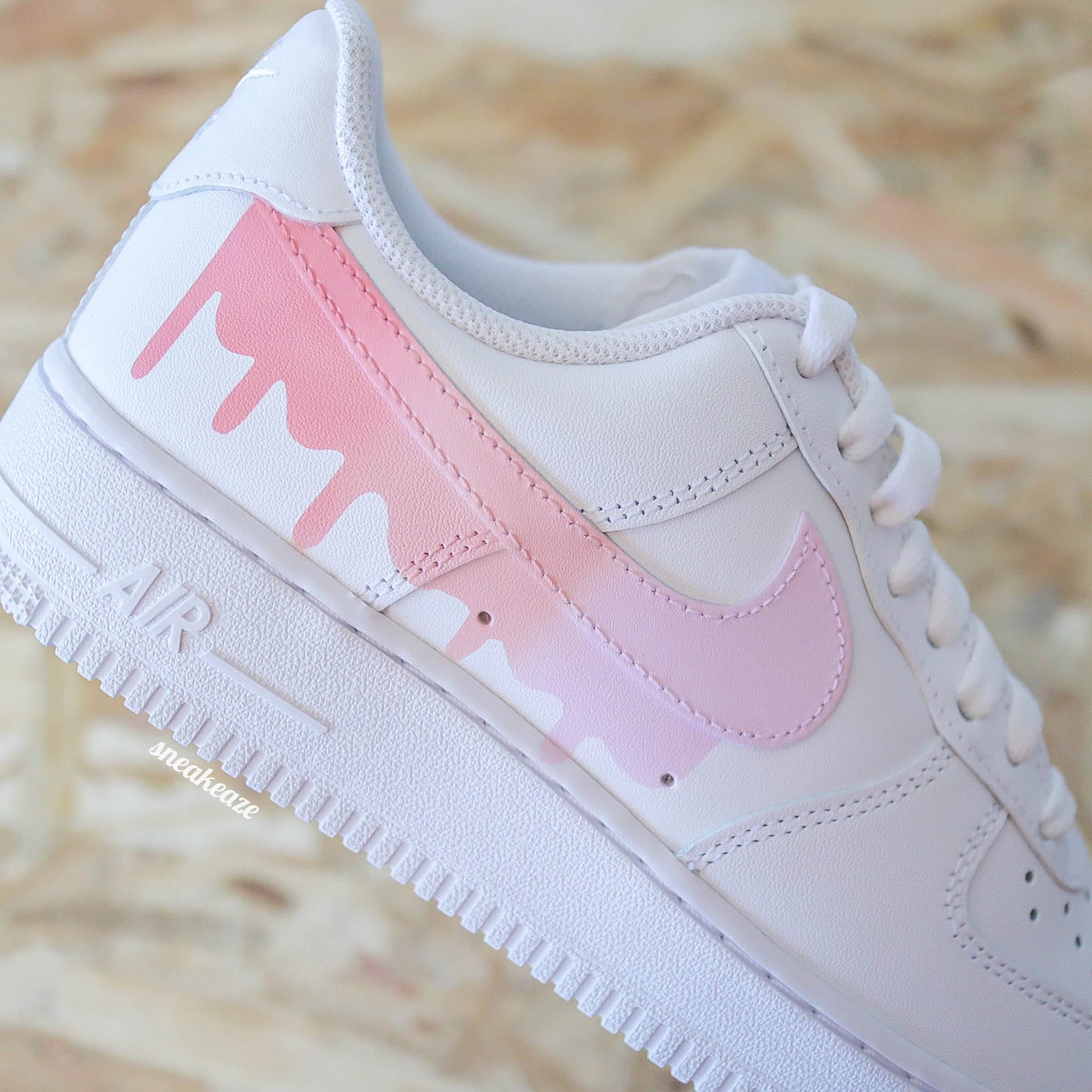 Baskets personnalisées nike air force 1 custom - drip dégradé pantone rose et baby pink pastel - sneakeaze customs skz