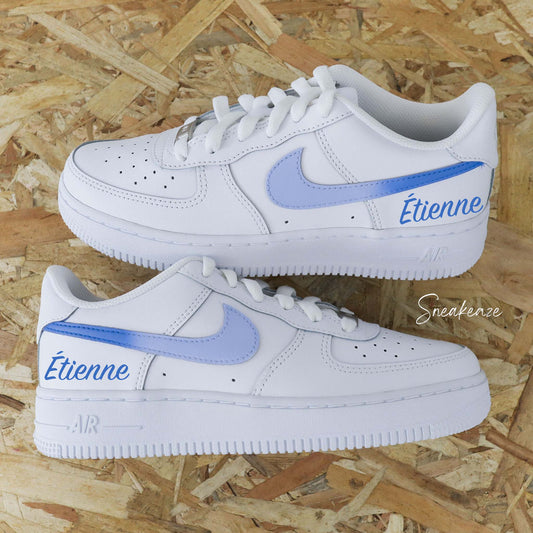 baskets nike air force 1 custom enfant - swoosh dégradé pastel bleu et inscription prénom de l'enfant ption sneakeaze skz customs