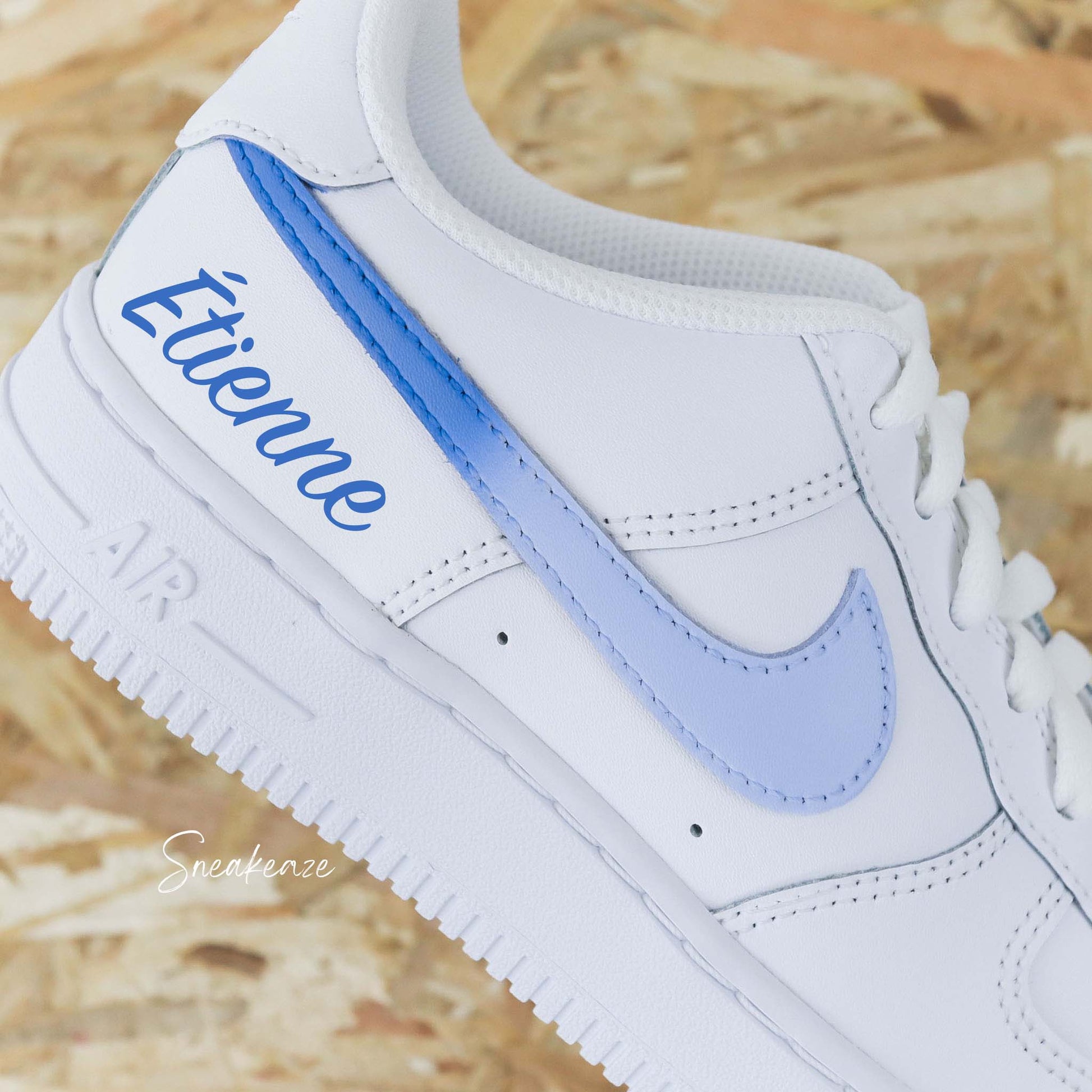 baskets nike air force 1 custom enfant - swoosh dégradé pastel bleu et inscription prénom de l'enfant ption sneakeaze skz customs