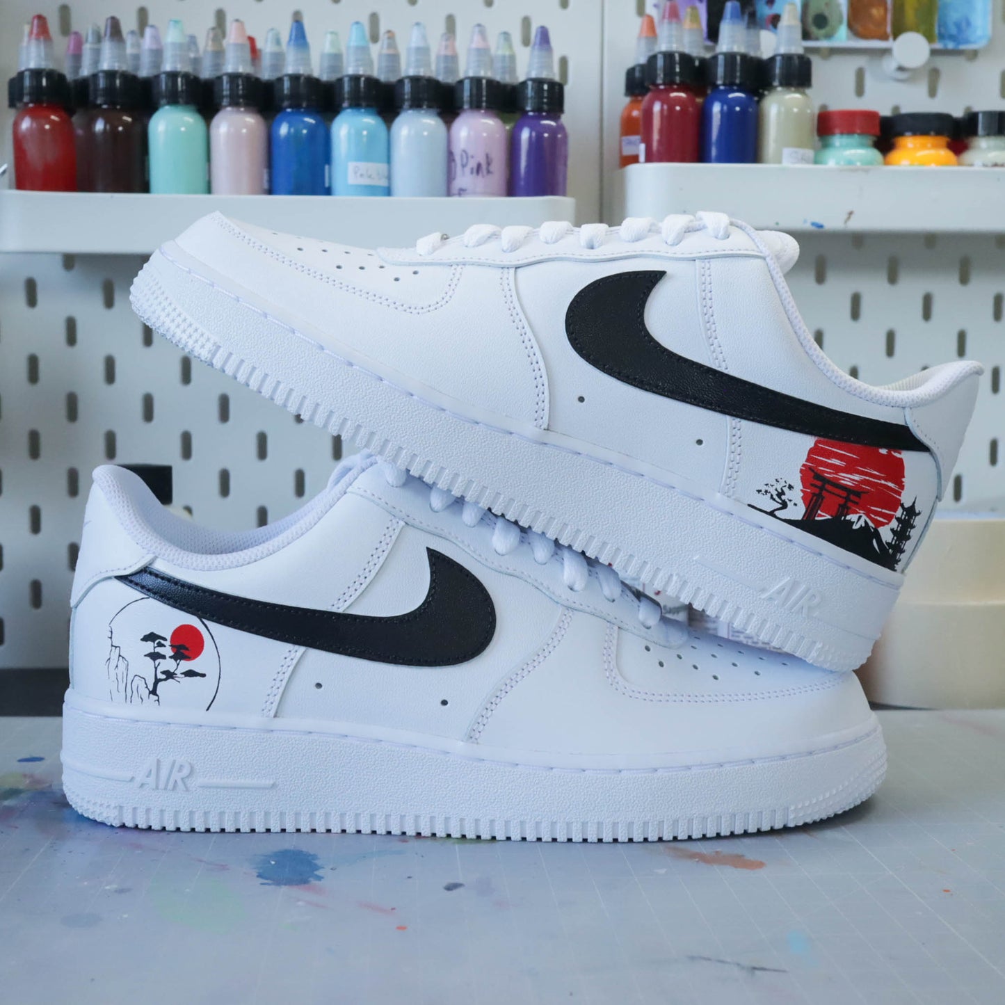 Baskets Nike air force 1 custom personnalisation sur-mesure - dessins traditionnels japonais peint à la main sneakeaze custom skz