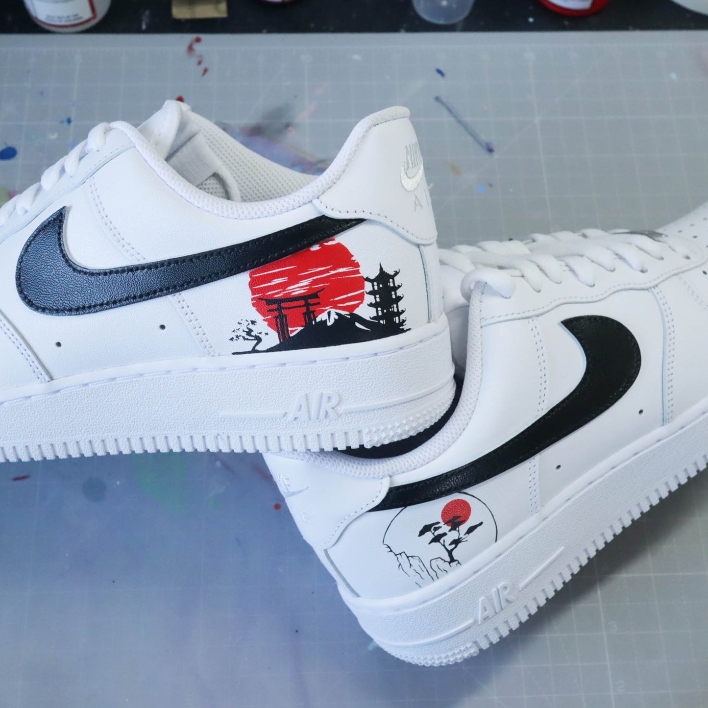 Baskets Nike air force 1 custom personnalisation sur-mesure - dessins traditionnels japonais peint à la main sneakeaze custom skz