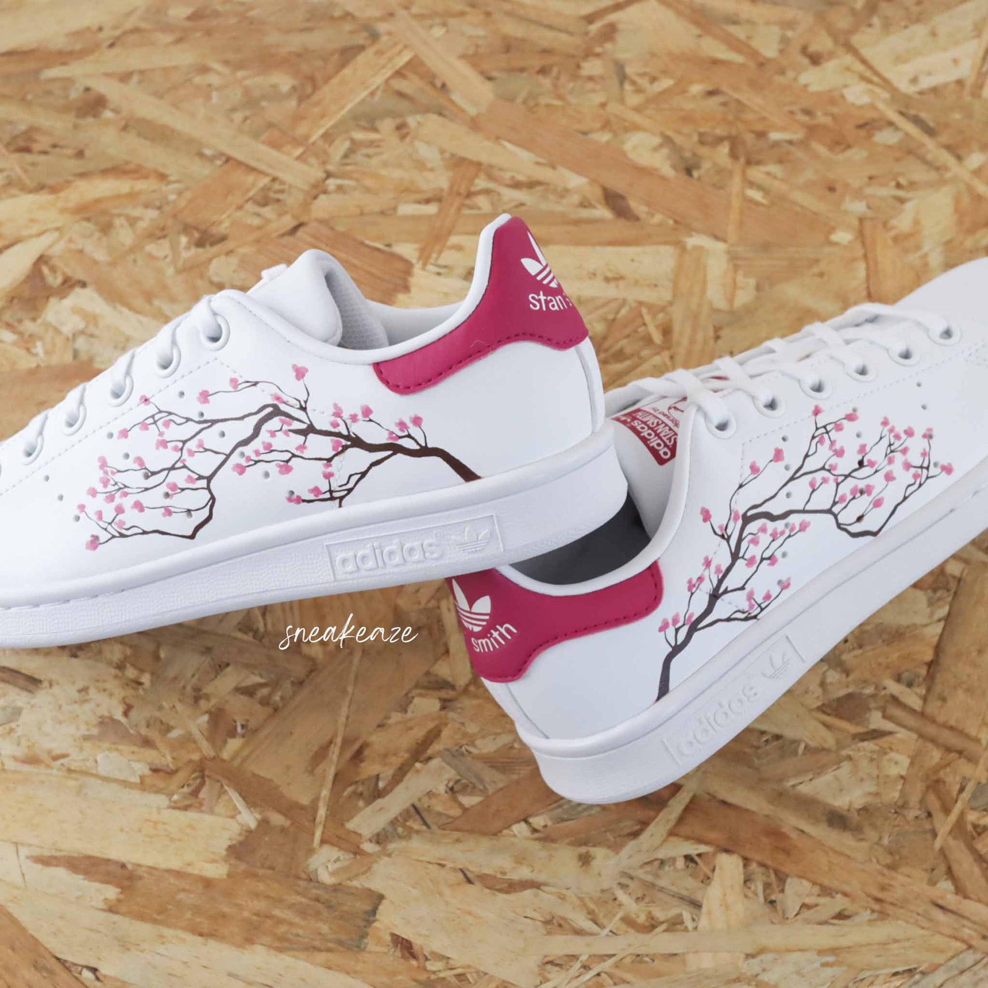 Adidas Stan Smith Custom Cherry Blossom Fleurs de Cerisiers Sakura rouge peint à la main - sneakers personnalisé adidas pour enfant dessin japon kawaii