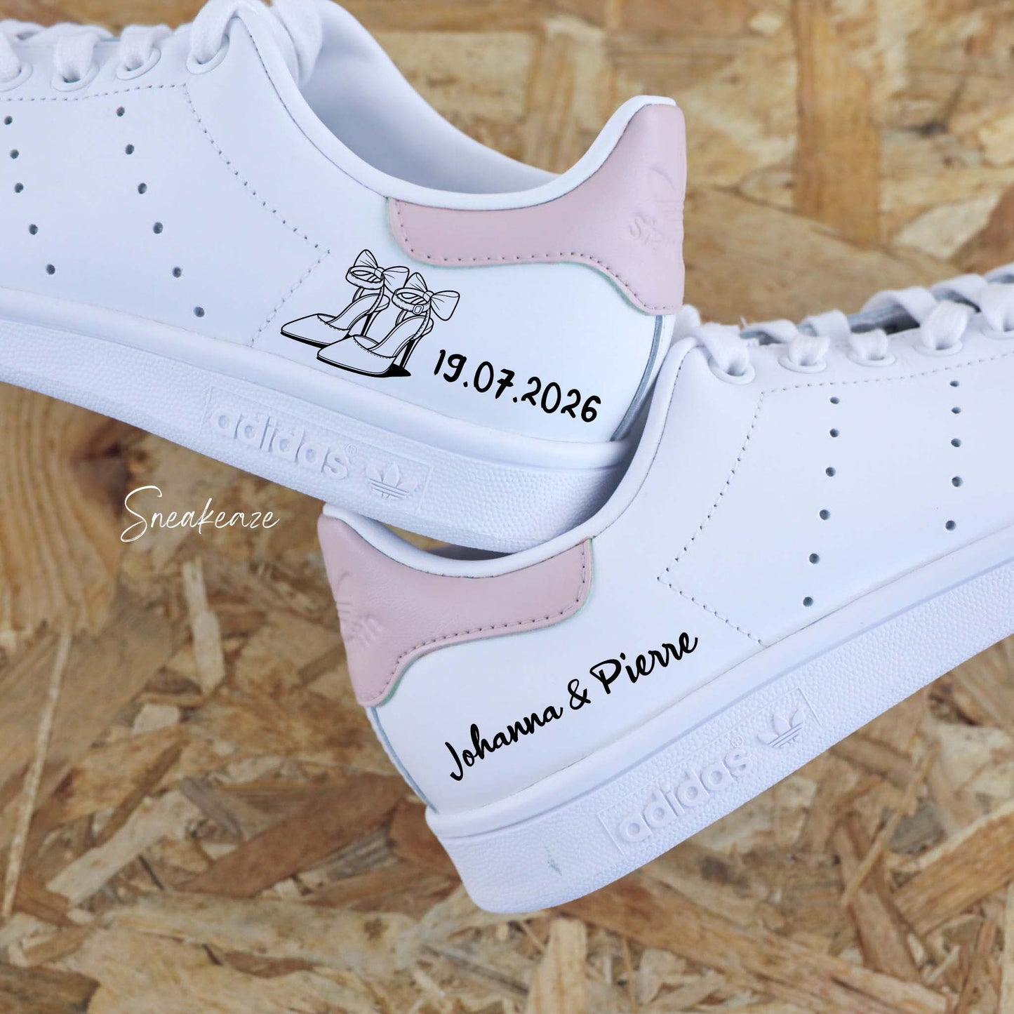 Stan Smith custom mariage Love Story, baskets Adidas pastel rose avec prénoms et date personnalisés, modèle unique pour mariage