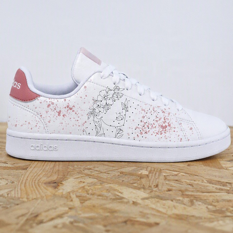 Adidas advantage custom art floral rose avec éclaboussures poudrées et design bohème - Sneakeaze