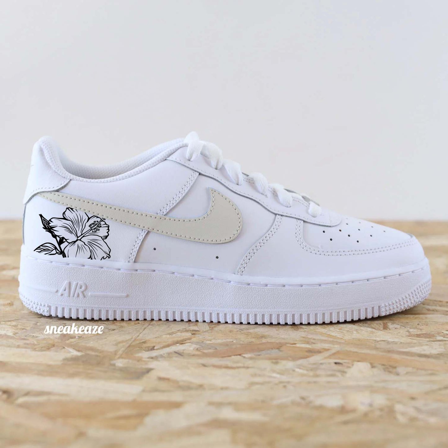 Baskets Nike Air Force 1 custom swoosh couleur pastel et dessin d'hibiscus sur les côtés extérieurs