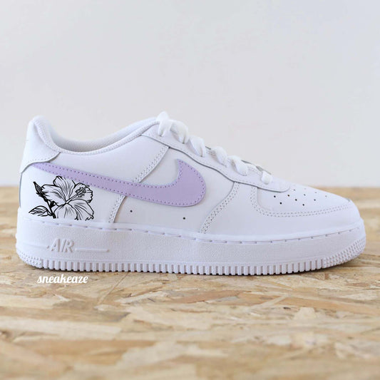 Baskets Nike Air Force 1 custom swoosh couleur lila pastel et dessin d'hibiscus sur les côtés extérieurs