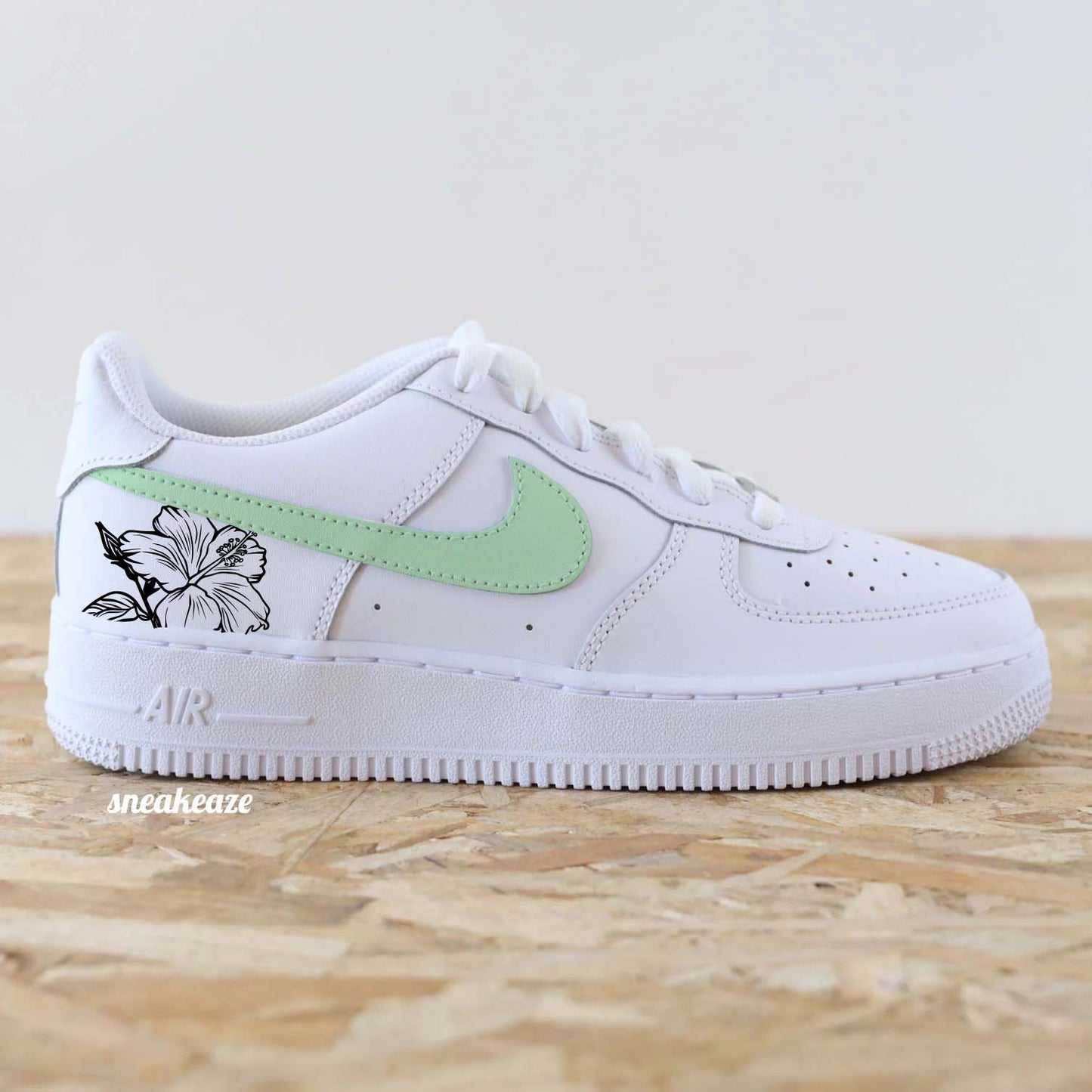 Baskets Nike Air Force 1 custom swoosh couleur menthe pastel et dessin d'hibiscus sur les côtés extérieurs