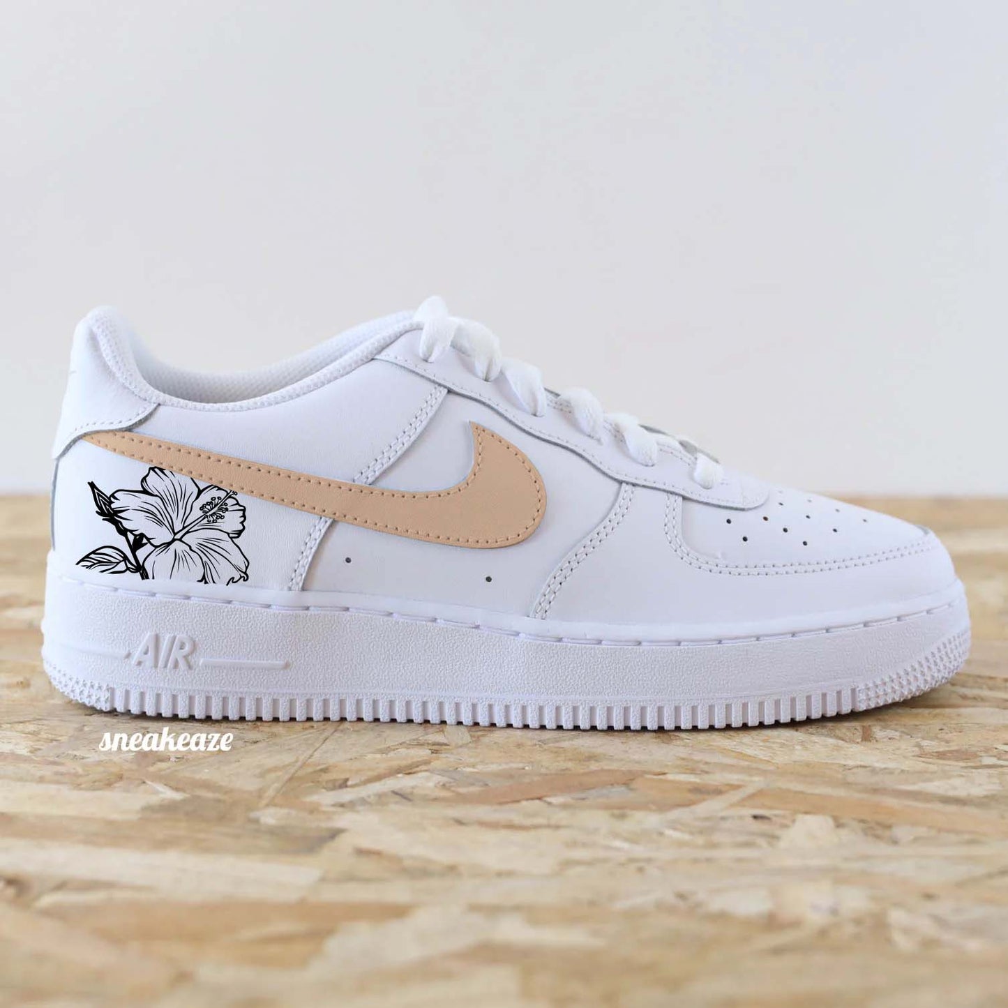 Baskets Nike Air Force 1 custom swoosh couleur orange pastel et dessin d'hibiscus sur les côtés extérieurs