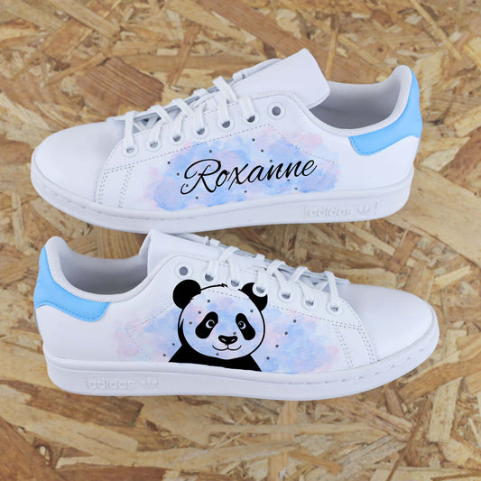 Baskets adidas stan smith custom aquarelle bleu pastel avec inscription d'un prénom et dessin d'un panda sneakeaze custom