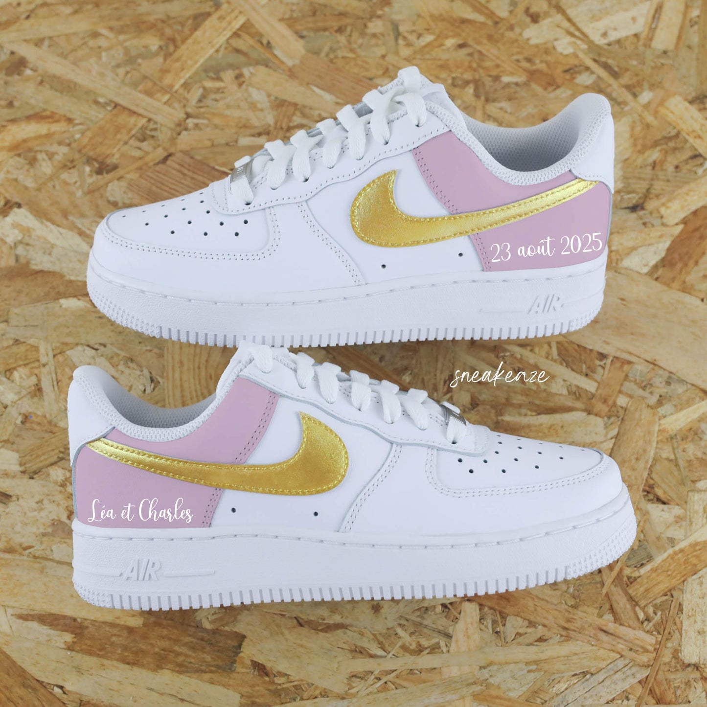 WEDDING CUSTOM - Baskets personnalisées - nike Air Force 1 mariage swoosh doré métallisé et rose pastel inscription prénoms unisexe sneakeaze custom