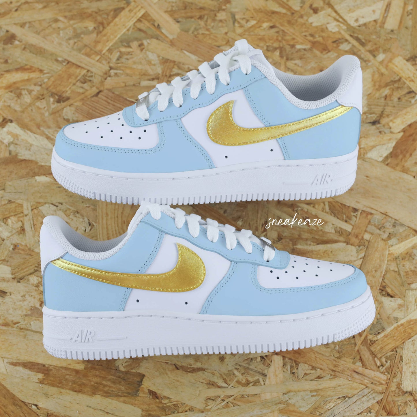 baskets nike Air Force 1 custom - sneakers personnalisées à la main peinture waterproof - couleur doré gold et bleu clair - baby blue et or sneakeaze custom skz