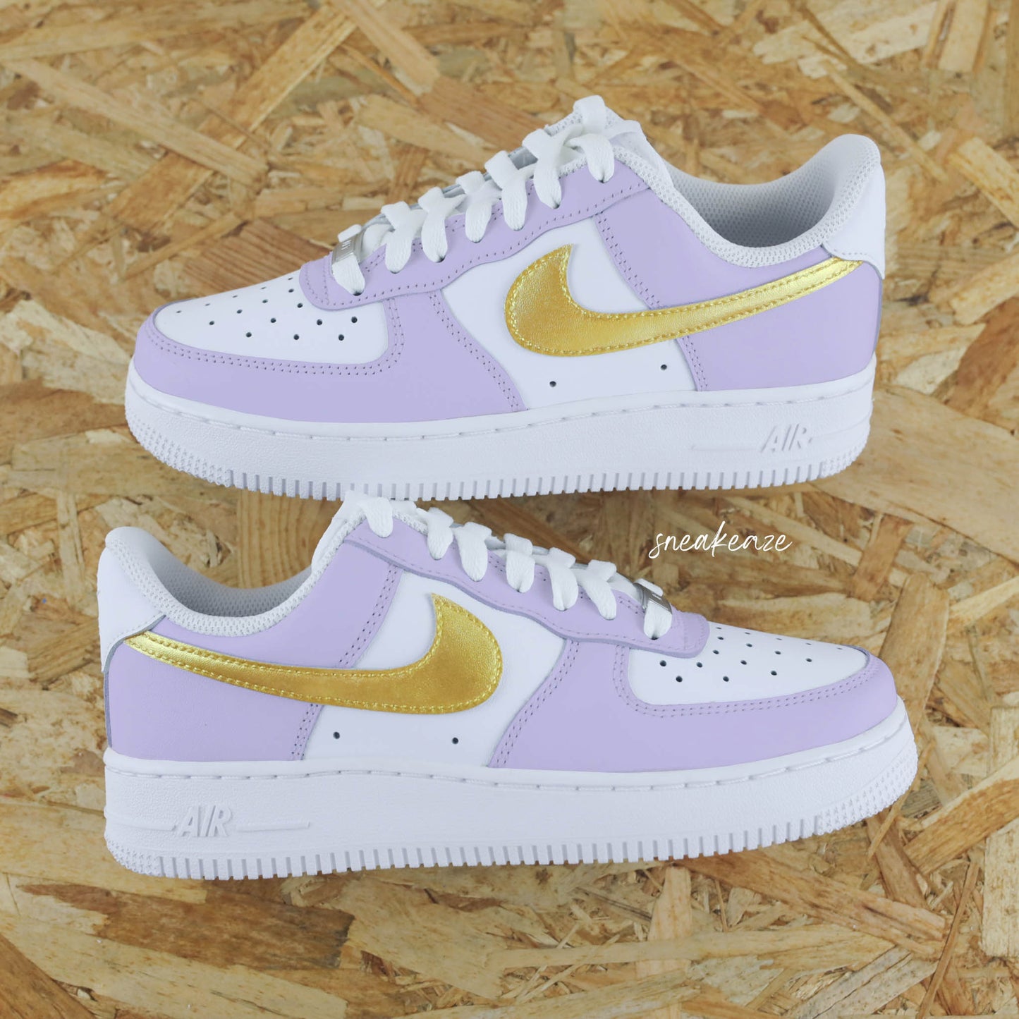 baskets nike Air Force 1 custom - sneakers personnalisées à la main peinture waterproof - couleur doré gold et lila clair - lavender et or sneakeaze custom skz