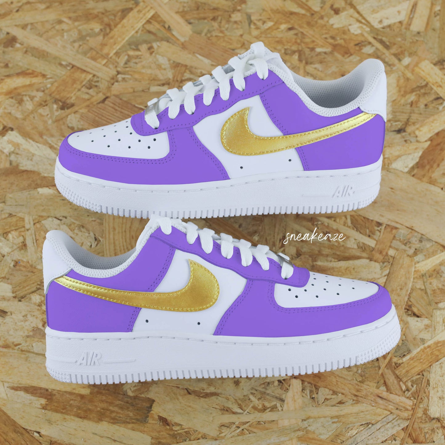 baskets nike Air Force 1 custom - sneakers personnalisées à la main peinture waterproof - couleur doré gold et violet - purple et or sneakeaze custom skz