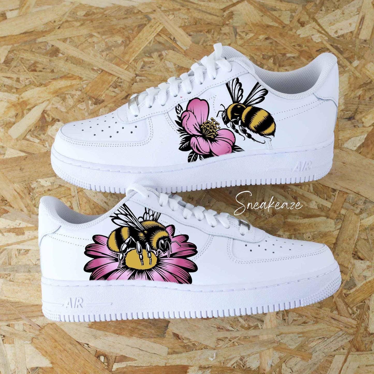 baskets nike air force 1 custom dessin peint à la main fleur et abeille champêtre couleur pastel chaussures personnalisées fleurs des champs printemps sneakeaze customs