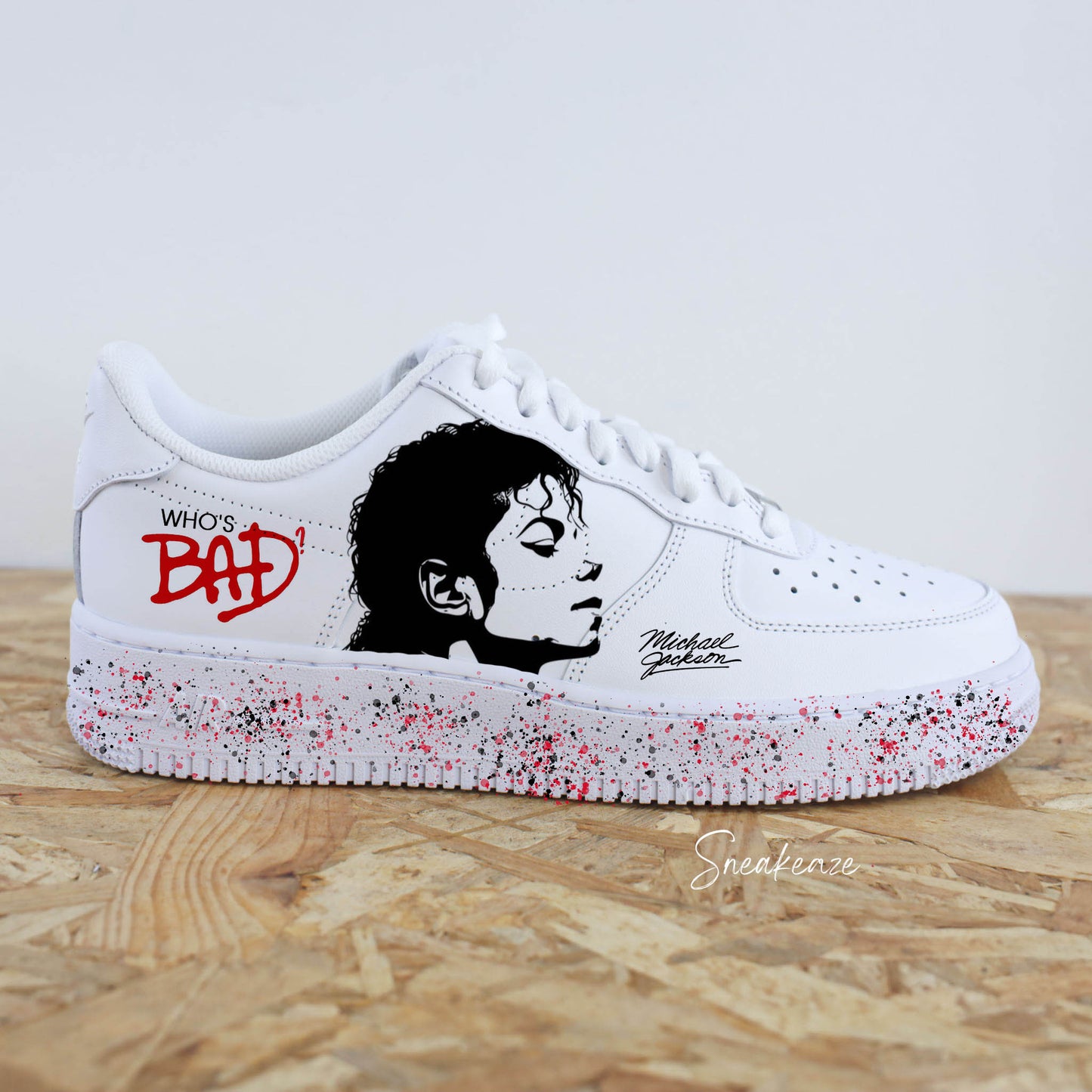 Baskets personnalisées Nike Air Force 1 inspirées de Michael Jackson. Peinture artisanale à la main avec portrait iconique et splash rouge moderne. Sneakers uniques et originales sneakeaze customs