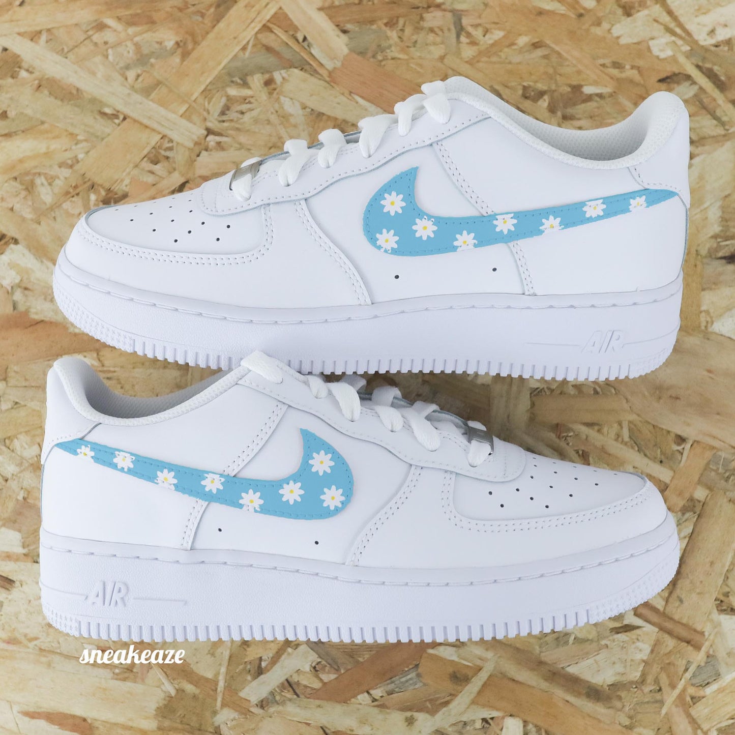 nike air force 1 custom swoosh bleu pastel motifs marguerites sneakers enfant AF1 personnalisé basket peint à la main