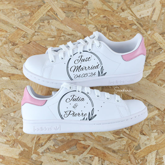 Découvrez notre modèle Adidas Stan Smith custom mariage! Démarquez-vous avec une paire de sneakers personnalisable avec la date de votre  mariage et les deux prénoms des futurs mariés. qui sort vraiment de l’ordinaire pour le jour J. Je dis OUI ! Modèle fait main dans notre atelier, réalisé sur commande idéal pour un cadeau des témoins ou des demoiselles d'honneur.
