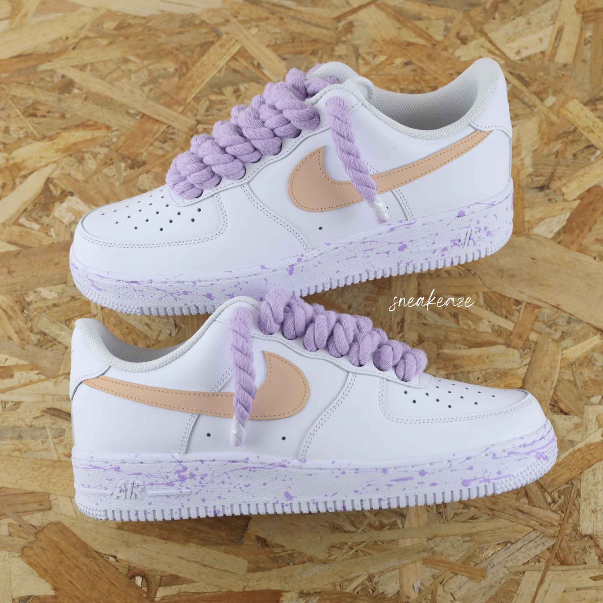 Baskets Nike Air Force 1 custom Lacets Corde lila pastel et swoosh peint couleur orange pastel. Splash sur les semelles assortis sneakers rope laces sneakeaze custom