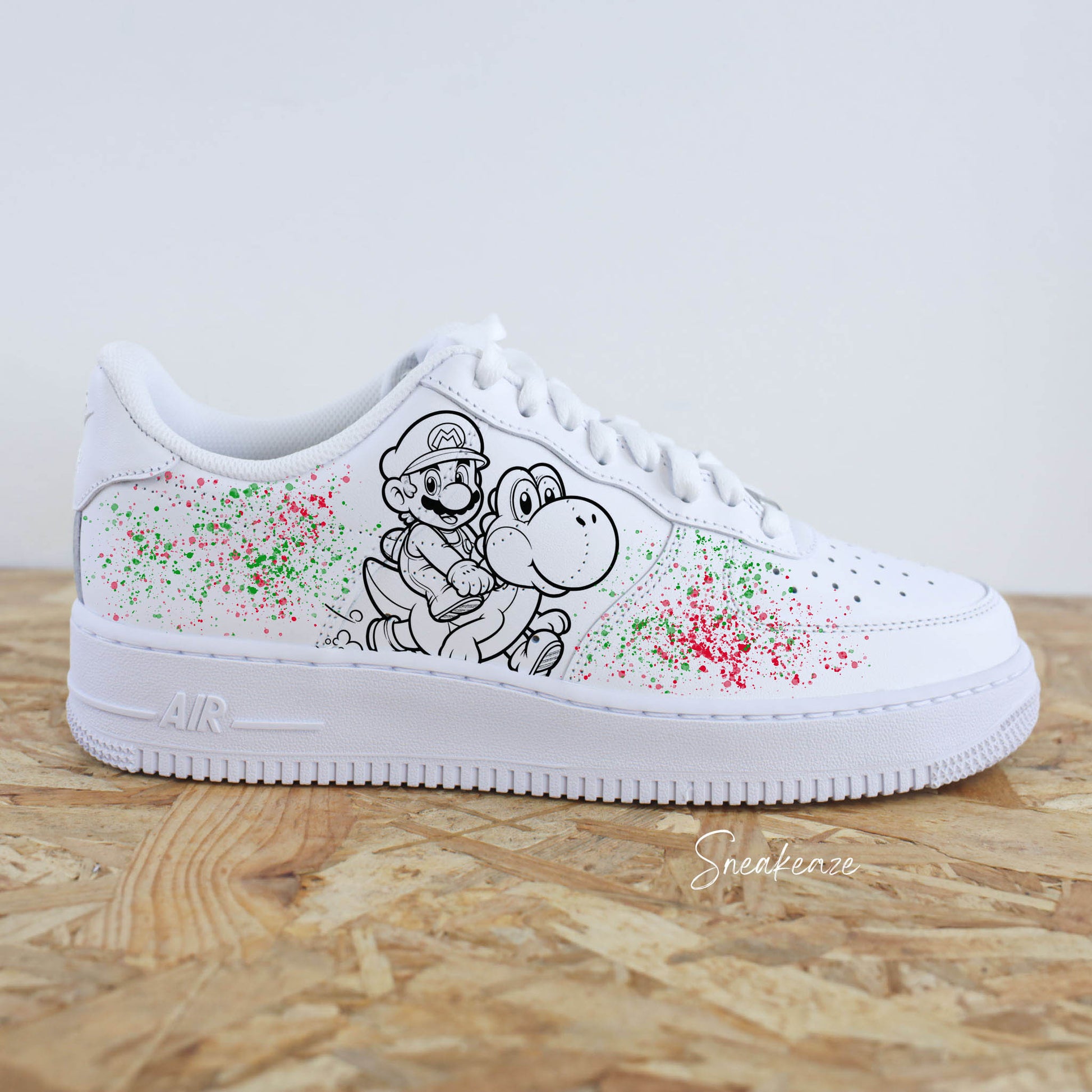 Nike Air Force 1 custom Mario & Yoshi, dessin exclusif peint à la main et détails splash raffinés en vert et rouge. Une création unique qui allie élégance et culture gaming.