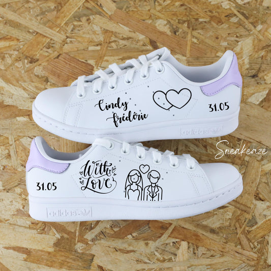 Adidas Stan smith custom pour mariage thème romantique. Inscription de la date et des prénoms des mariés ainsi que "with love" - dessin de mariés- sneakeaze custom skz wedding