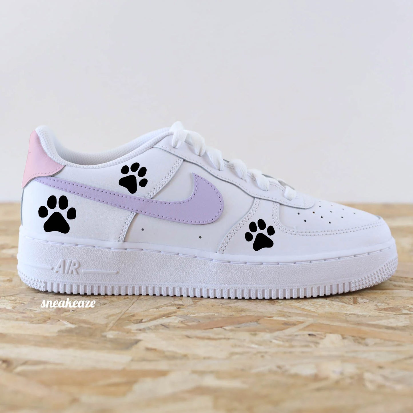 Air Force 1 custom Paw Love, baskets Nike pastel lavande avec empreintes de pattes, modèle unique pour amoureux des animaux
