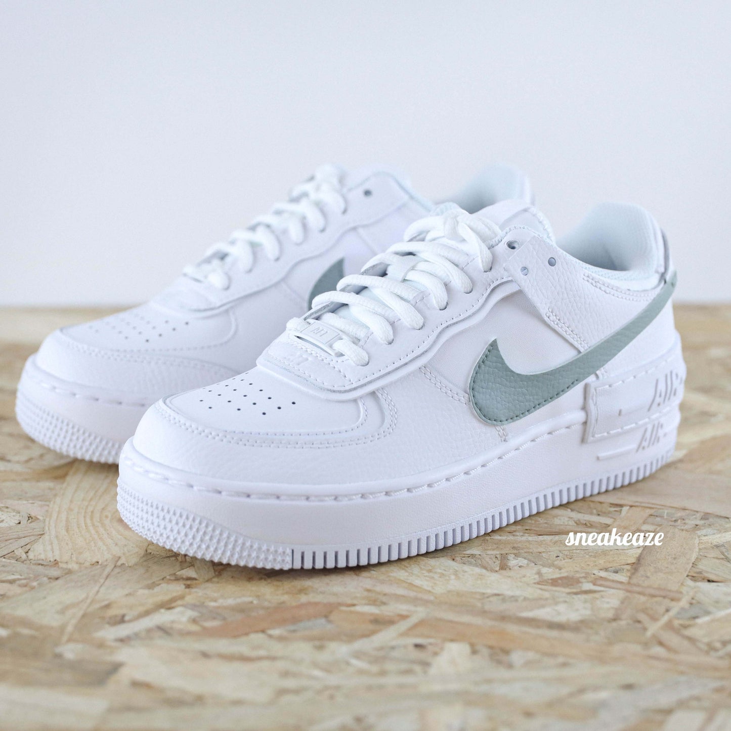 Baskets nike air force 1 shadow custom vert de gris pastel sneakeaze customs skz