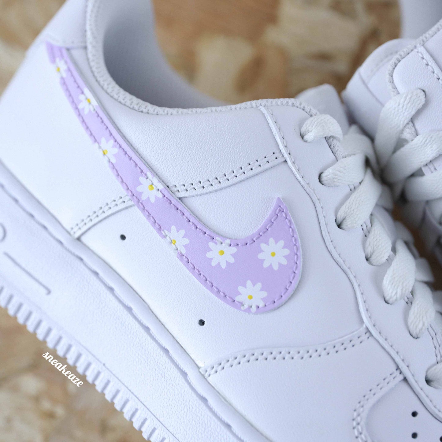 nike air force 1 custom swoosh bleu pastel motifs marguerites sneakers enfant AF1 personnalisé basket peint à la main